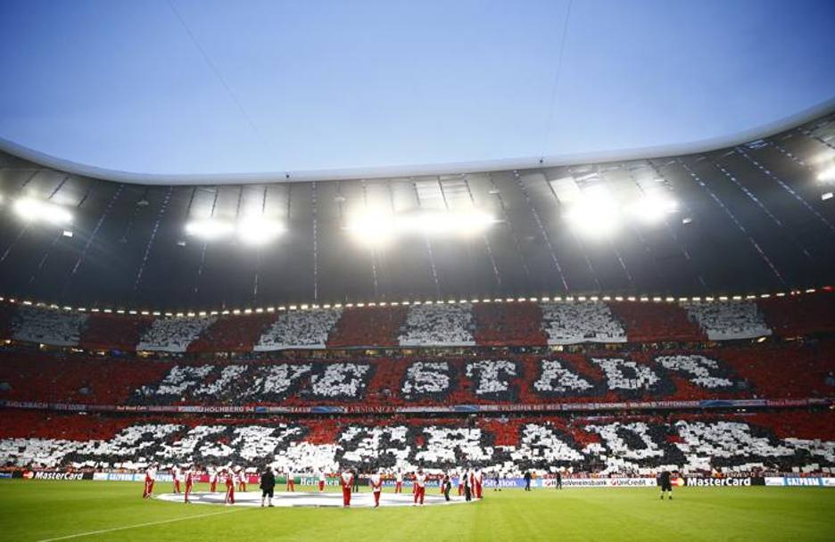 L&#39;imponente coreografia dei tifosi tedeschi accoglie Bayern e Barcellona.Reuters